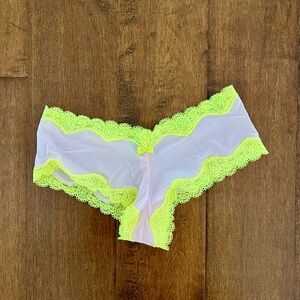 NWT RARE VTG 2010s Victoria’s Secret sexy satin lace trim cheeky panty Small